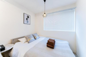 Shinjuku 5-Min Suite - Manga, Furniture, and Appliances Included